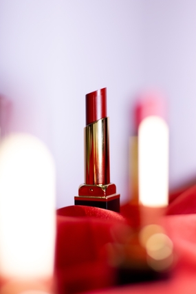 红色化妆品口红唇膏摄影图片